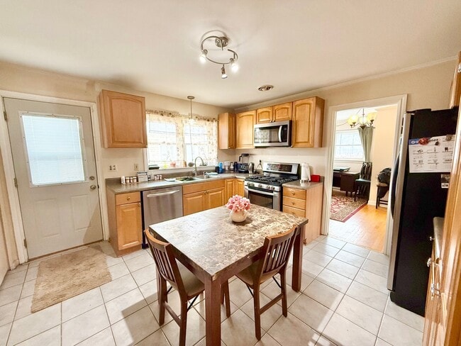 Building Photo - 2909 Oakton St