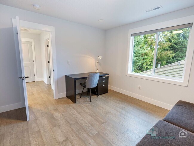 Building Photo - Fully Furnished Lake Oswego Gem!!!!
