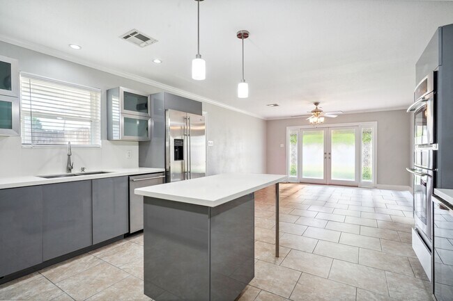 Building Photo - 6752 Fleur De Lis Dr