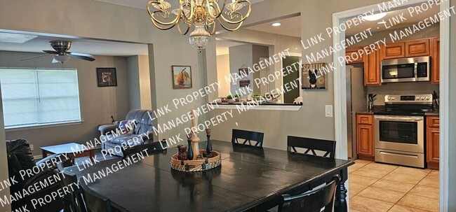Building Photo - Don't miss this Large 3 or 4 bedroom 2 ful...