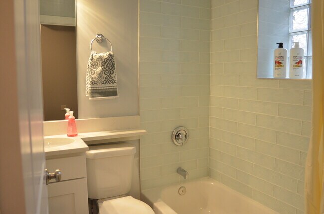 Building Photo - Beautiful penthouse unit in Lakeview