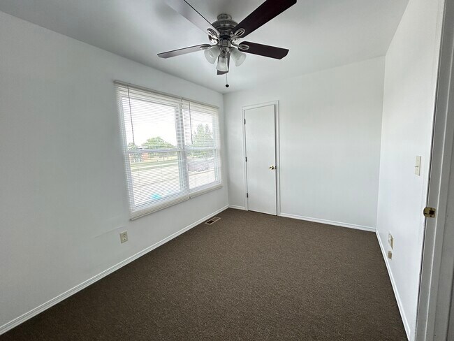 Building Photo - 950 Edgar Dr