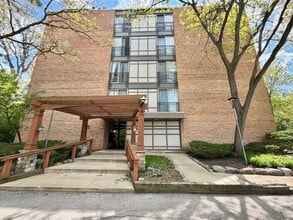 Building Photo - 5820 Oakwood Dr