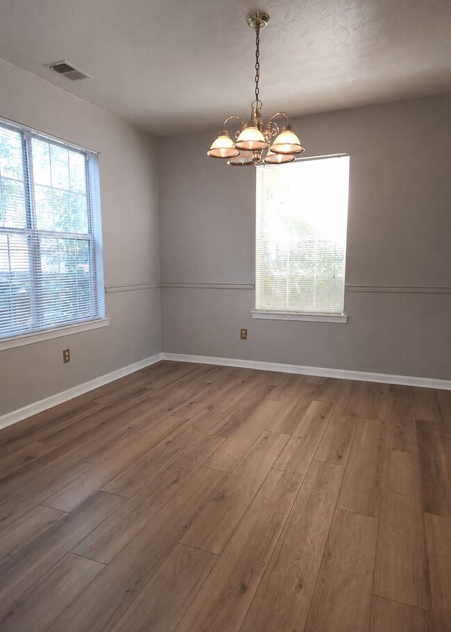 Building Photo - 8824 Hammett Ave