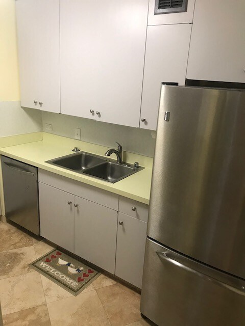 Building Photo - Waikiki Wailana 2 Bed 2 bath 1 Cov Park 14th Flr Park/Ocean View Condo (1860 Ala Moana, Unit 1402...