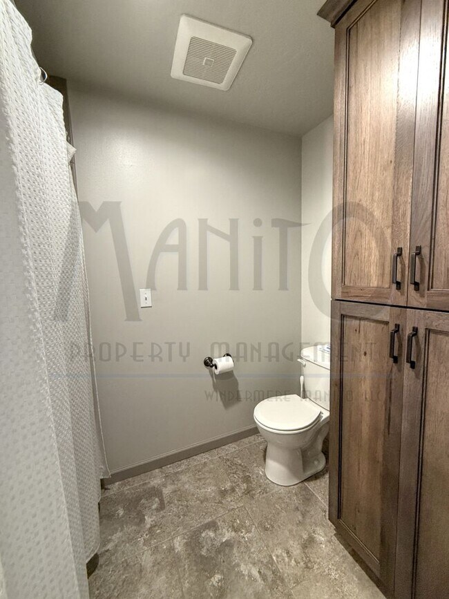 Building Photo - Spacious Eagle Ridge Home