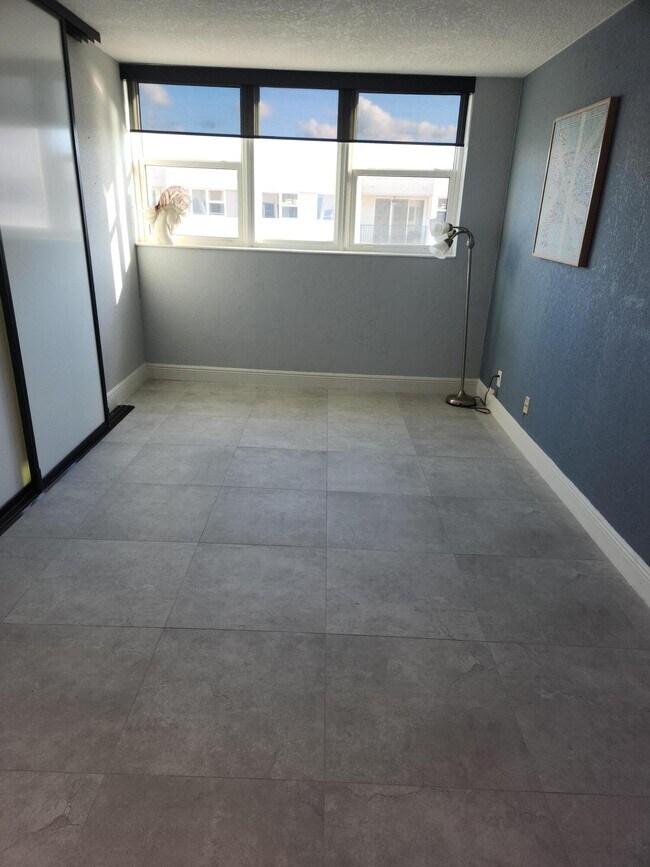Building Photo - 1238 Hillsboro Mile