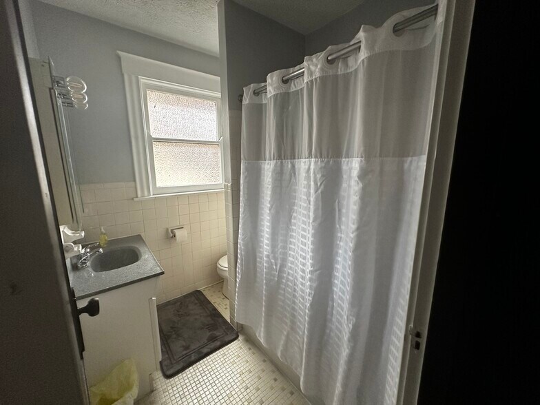 Building Photo - 2533 Valley View Ct