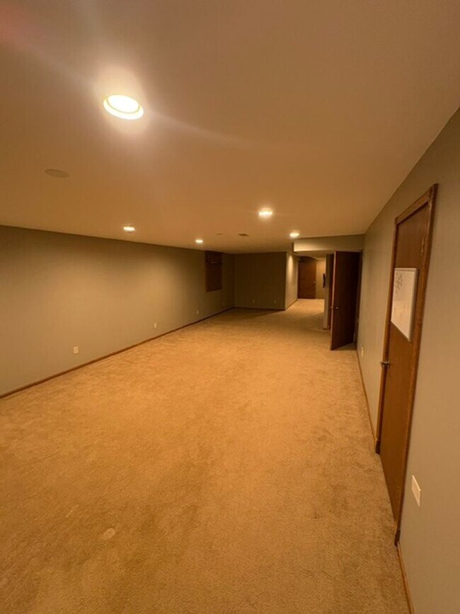 Building Photo - Single Family Home in Germantown Hills with Pool 3 BR / 4BA