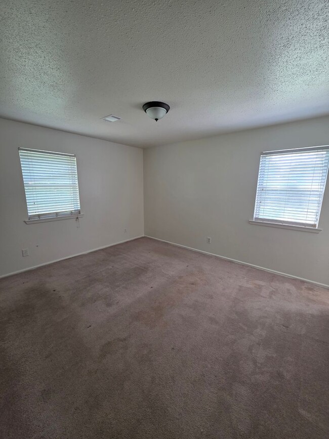 Building Photo - 111 Yelco Dr