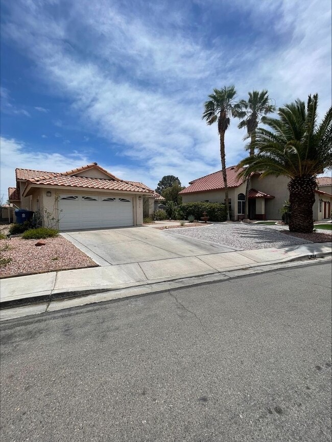 Building Photo - 3 Bedroom 2 Bath Home Off Durango