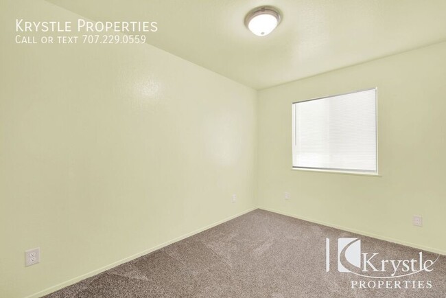 Building Photo - Spacious upstairs 3 bedroom unit