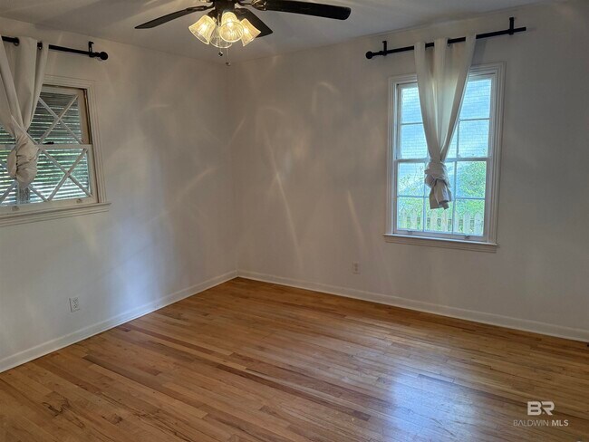 Building Photo - 162 Pecan Ave