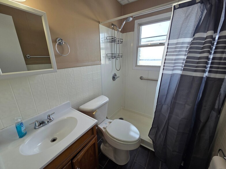 Building Photo - 1331 W 22nd St