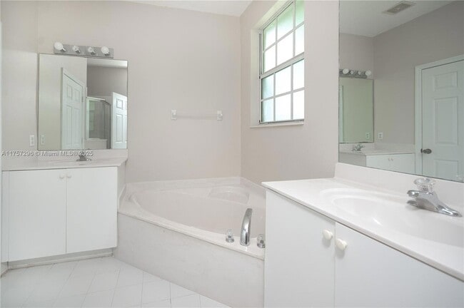 Building Photo - 445 NE 21st Ave