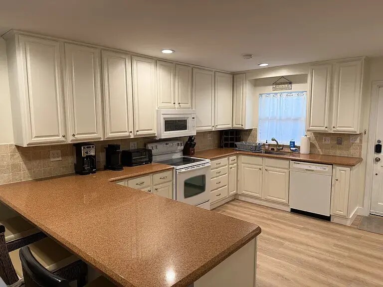 Building Photo - 4026 Silver Palm Dr