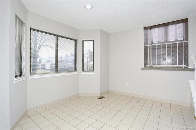 Building Photo - 161 Treetop Cir