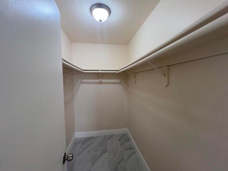 Building Photo - 7926 Burlwood Ln
