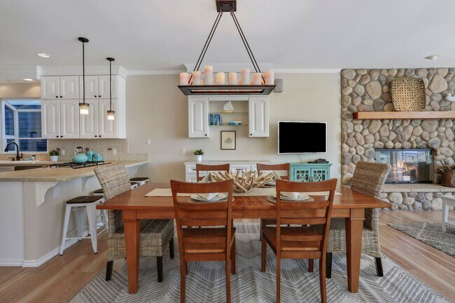 Building Photo - Spectacular Water Front Home With a Short Term  Lease to Start!