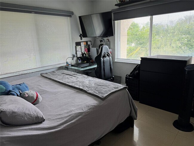 Building Photo - 14036 SW 90th Ave