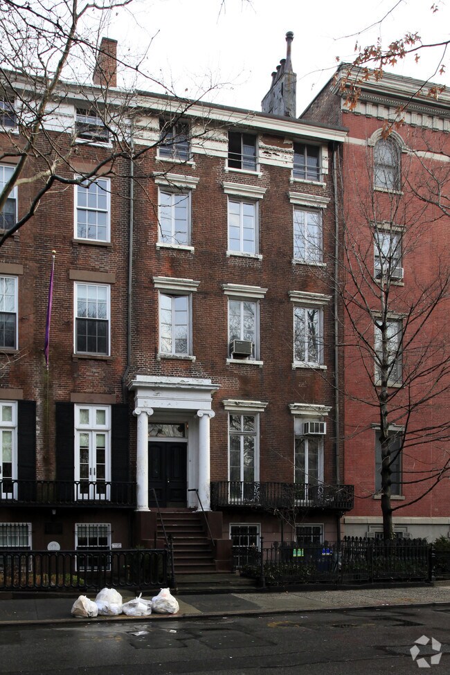 Primary Photo - 21 Washington Sq N