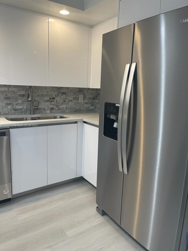 Building Photo - 5600 Collins Ave