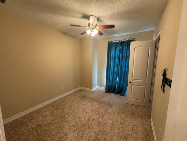 Building Photo - Two Story 5 bedroom, 4.5 bath