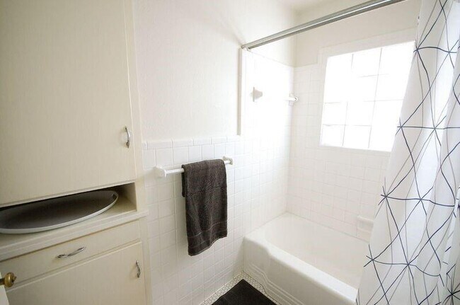 Building Photo - 407 E Annie St