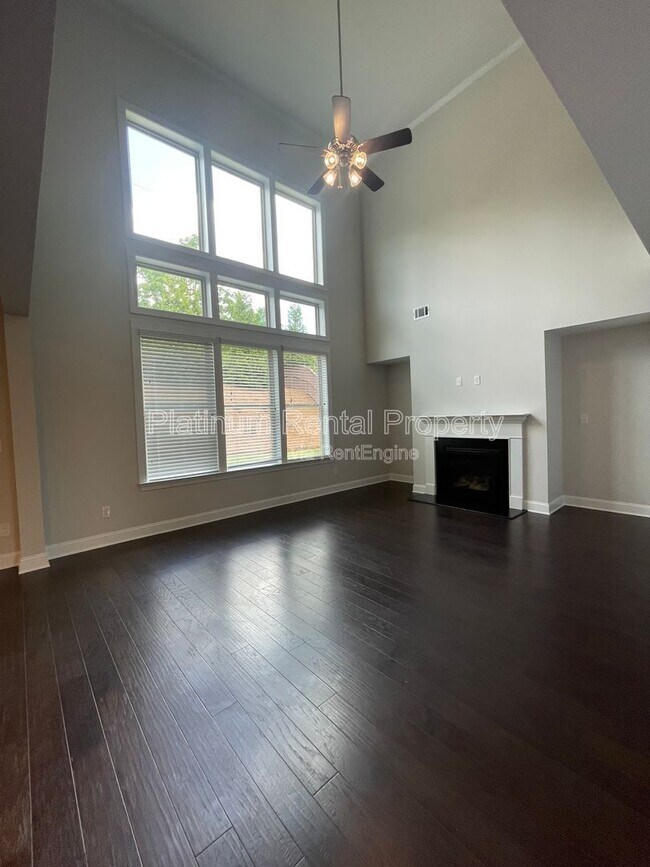 Building Photo - 1825 Dahlia Dr