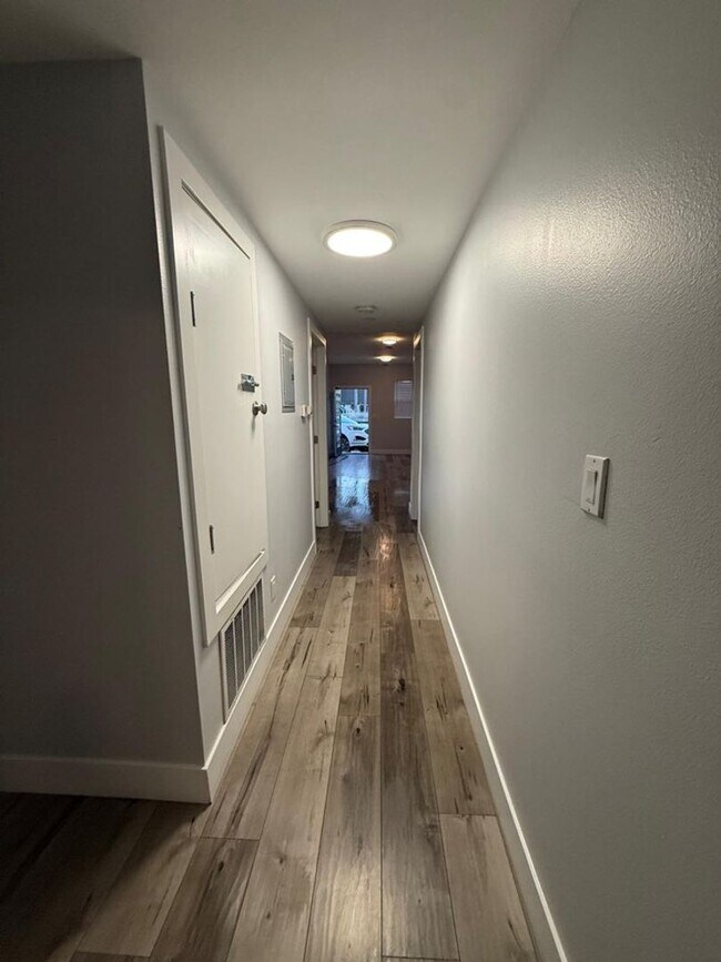 Building Photo - 85(221)