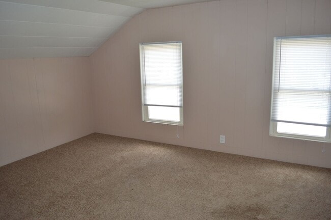 Building Photo - 216 Oak St