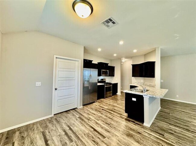Building Photo - Newer build with Split Floor plan