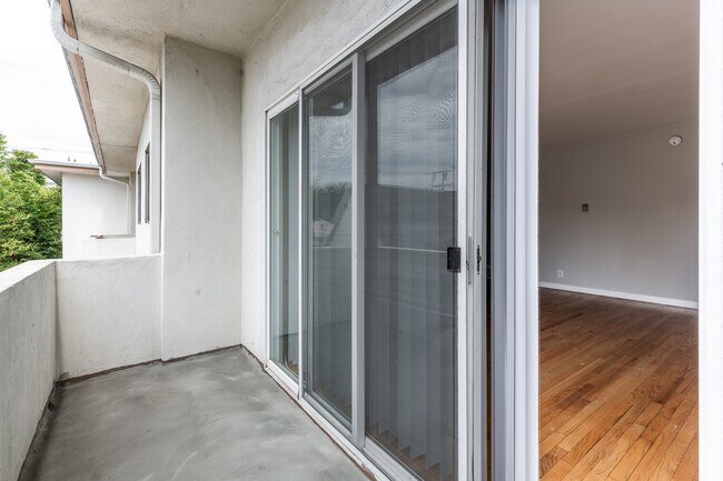 Building Photo - 1051 S Cochran Ave