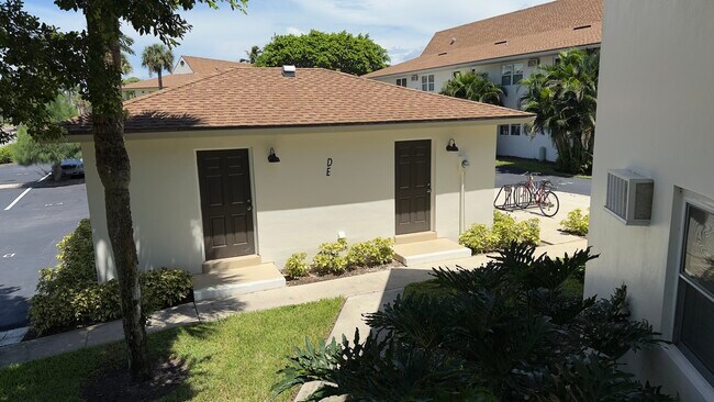 Building Photo - 235 Seaview Ct