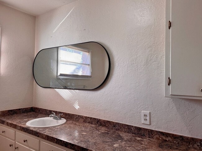 Building Photo - Adorable Mid Century Modern home on a corner lot!