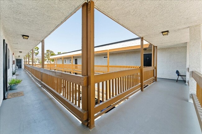 Building Photo - 631 E Elk Ave