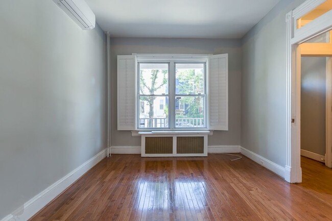 Building Photo - Classic Columbia Heights Row Home!