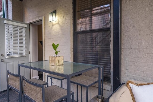 Building Photo - 822 Garden St