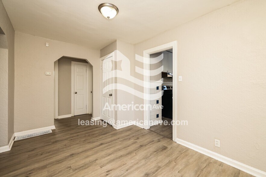 Building Photo - 4204 Sylvan Dr