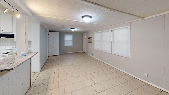 Building Photo - Wonderful 3/1 Forest Hills in Montgomery!