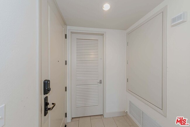 Building Photo - 848 Irolo St
