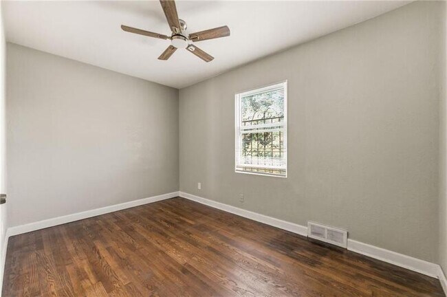 Building Photo - 2300 E 55th St