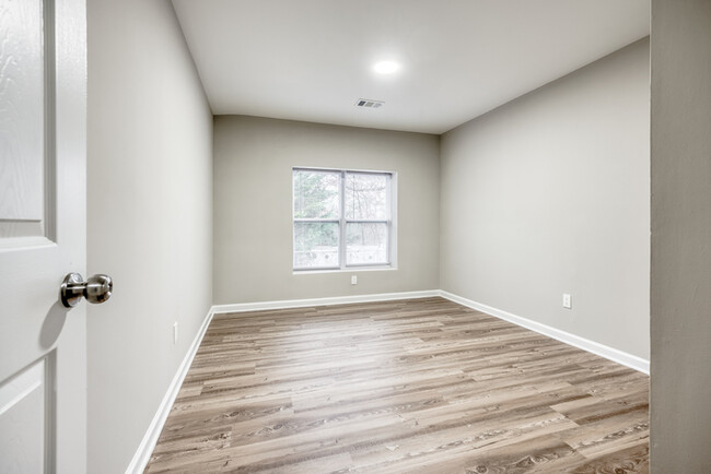 Building Photo - Saddle Club