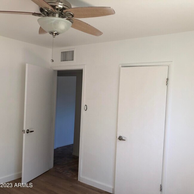 Building Photo - 705 W 16th St