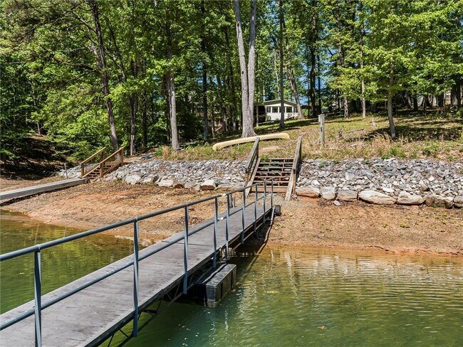 Building Photo - 6265 Lakeview Dr