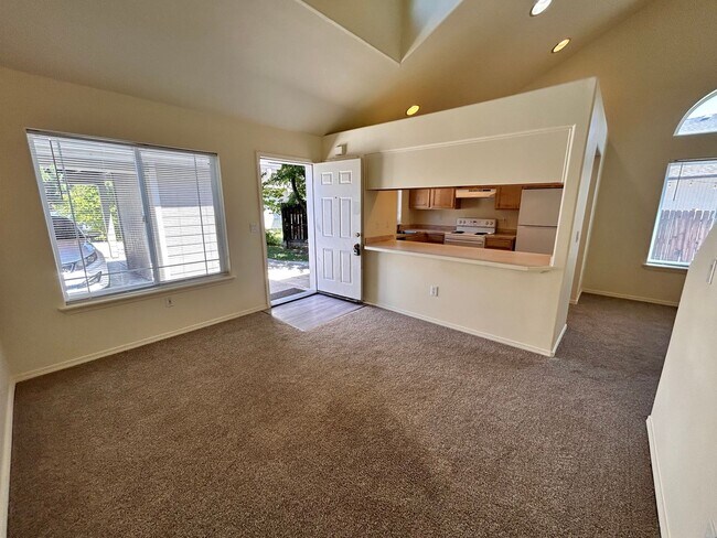 Building Photo - 2 Bed/2 Bath Apartment in NE Bend - Worthington Court