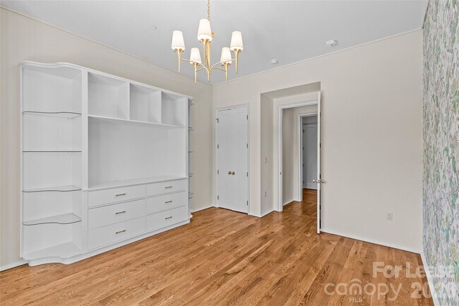 Building Photo - 1172 Queens Rd