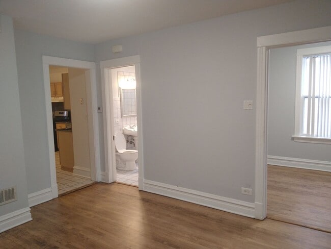 Building Photo - Nice Newly Remodeled 2Br, 1Bth, 2nd Floor -parking included