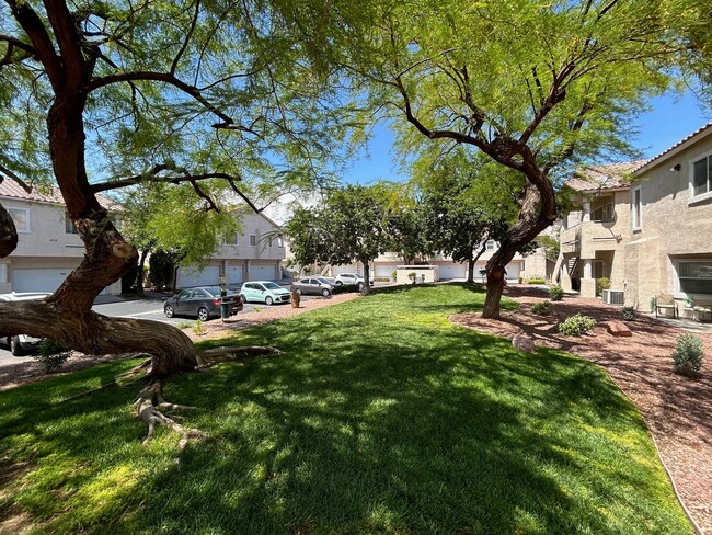 Building Photo - BEAUTIFULLY MAINTAINED 2 BEDROOM, 2 BATH C...