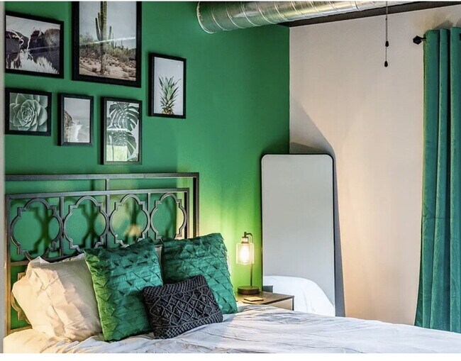 Building Photo - Unique 3 bedroom furnished within walking distance to Jameson YMCA in Wyndhurst